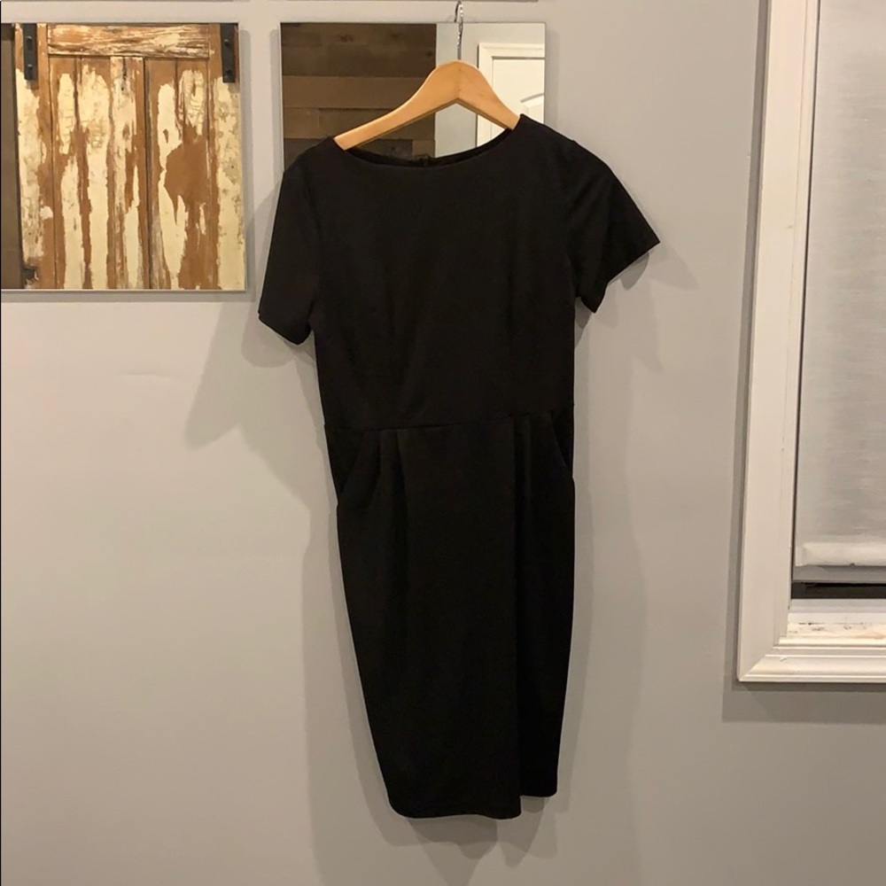 Black shift dress with pockets. Size M. New.